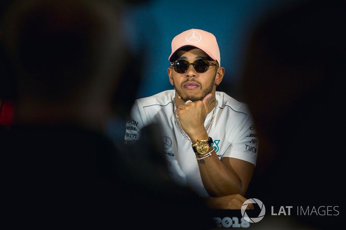 Lewis Hamilton, Mercedes-AMG F1 en la conferencia de prensa