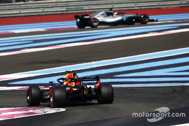 Max Verstappen, Red Bull Racing RB14, segue Lewis Hamilton, Mercedes AMG F1 W09