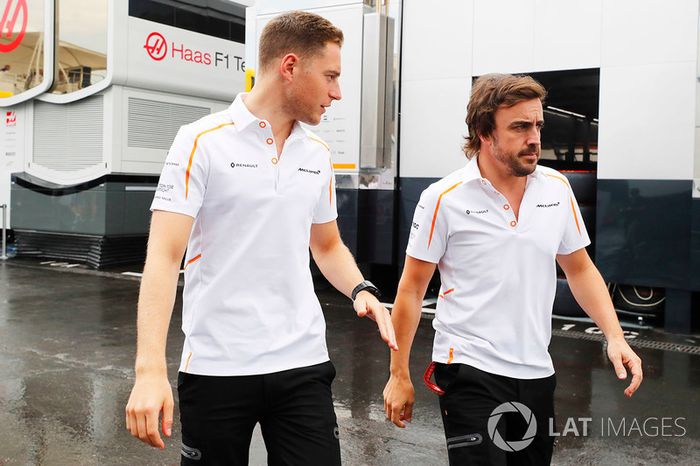 Stoffel Vandoorne, McLaren, con Fernando Alonso, McLaren