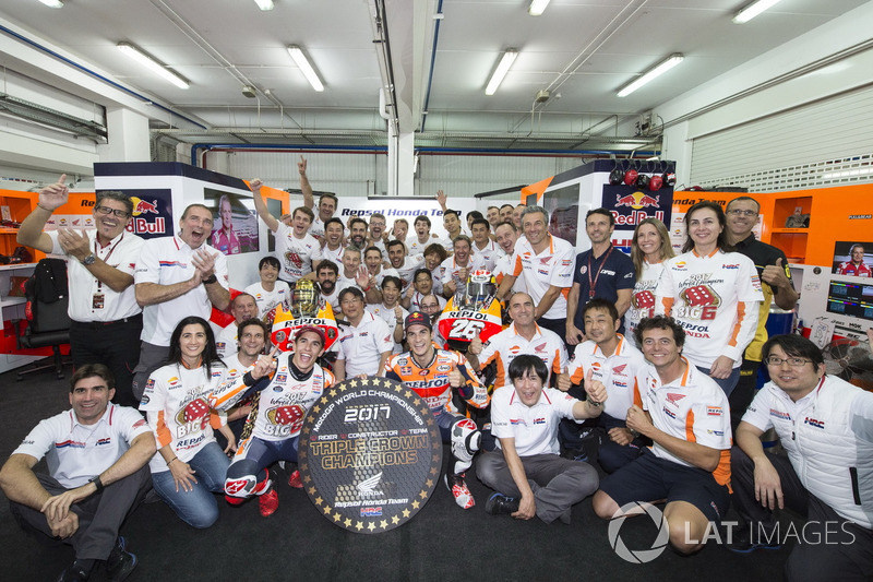 Le Champion du monde Marc Marquez, Repsol Honda Team, et Dani Pedrosa, Repsol Honda Team, avec leur équipe