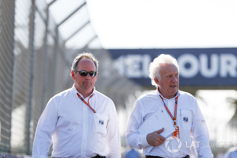 Charlie Whiting, FIA Yarış Direktörü pist yürüyüşü