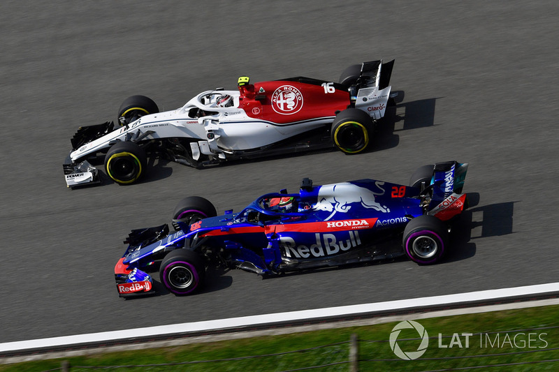 Charles Leclerc, Sauber C37 y Brendon Hartley, Scuderia Toro Rosso STR13