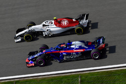 Charles Leclerc, Sauber C37 et Brendon Hartley, Scuderia Toro Rosso STR13