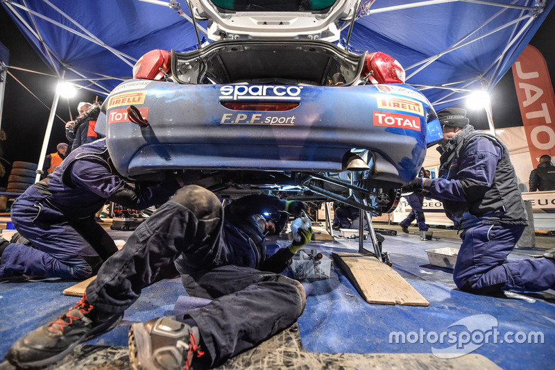 Meccanici del team Peugeot Sport Italia al lavoro nel parco assistenza