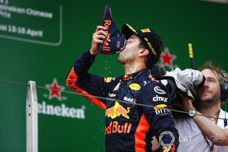 Le vainqueur Daniel Ricciardo, Red Bull Racing, boit un shoey sur le podium