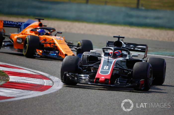 Romain Grosjean, Haas F1 Team VF-18 Ferrari, Fernando Alonso, McLaren MCL33 Renault