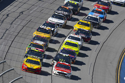 Joey Logano, Team Penske, Ford Fusion Shell Pennzoil and Paul Menard, Wood Brothers Racing, Ford Fusion Motorcraft / Quick Lane Tire & Auto Center