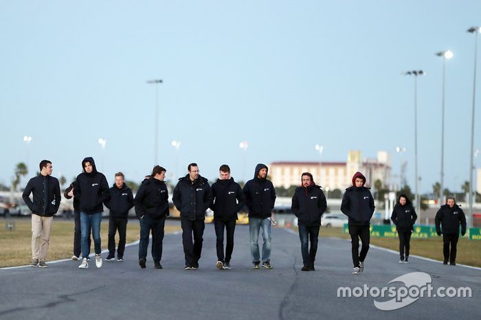 Phil Hanson, Lando Norris, Fernando Alonso, Will Owen, Hugo de Sadeleer, Bruno Senna, United Autosports caminan por la pista