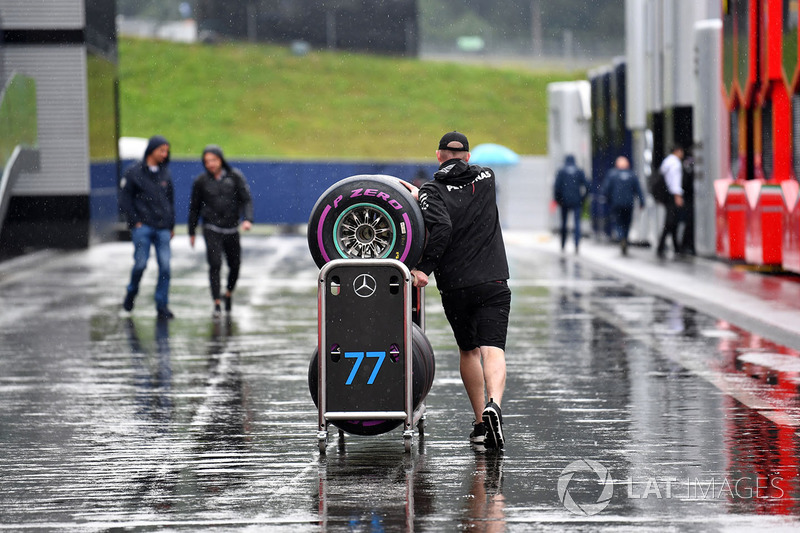 Meccanico Mercedes AMG F1 con gomme Pirelli