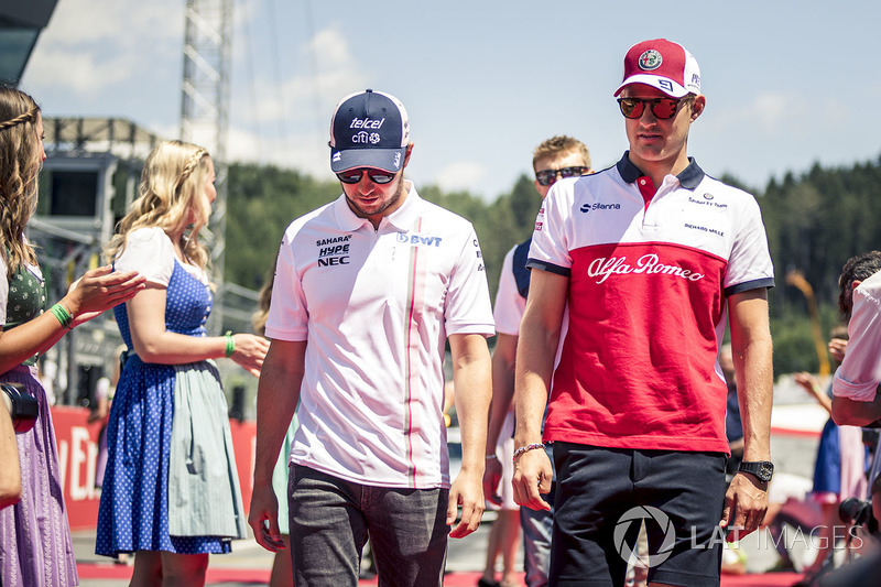 Sergio Perez, Force India and Marcus Ericsson, Sauber on the drivers parade