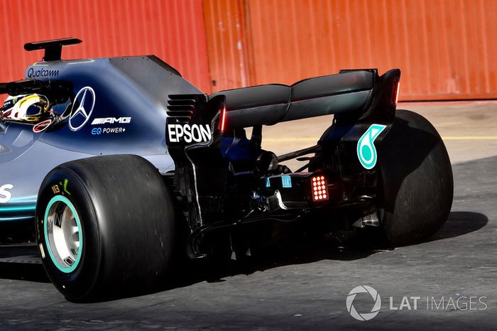 Lewis Hamilton, Mercedes-AMG F1 W09 con luces en el alerón trasero