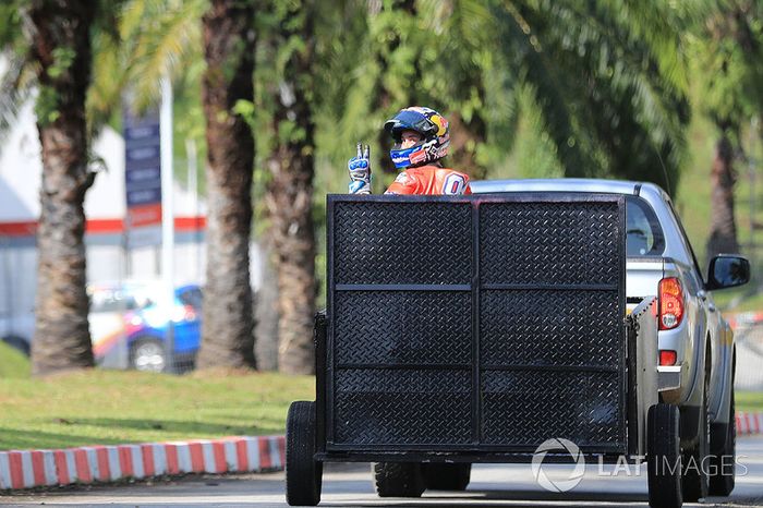 Andrea Dovizioso vuelve al box e indica que está bien tras caerse
