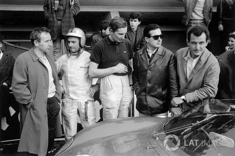 De Ferrari-coureurs in de pits: John Surtees, Willy Mairesse, Michael Parkes, Lorenzo Bandini and Ludovico Scarfiotti