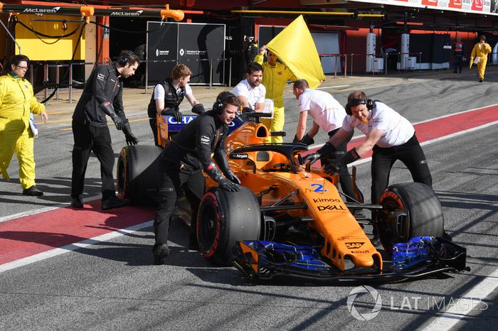 El coche de Stoffel Vandoorne, McLaren MCL33 empujado en el pit lane