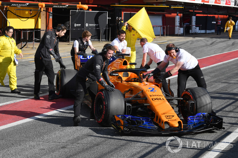 Mobil Stoffel Vandoorne, McLaren MCL33 didorong di pitlane