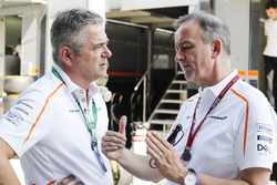 Gil de Ferran, Director deportivo, McLaren, con Jonathan Neale, Director general, McLaren