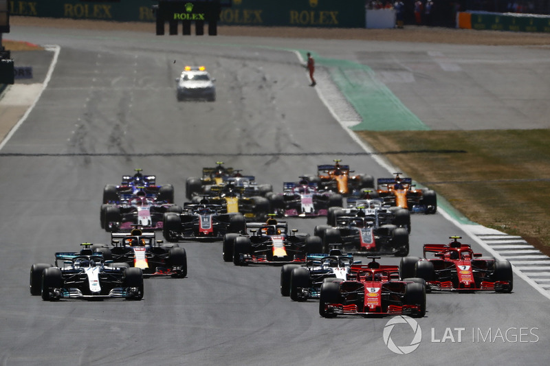 Sebastian Vettel, Ferrari SF71H, leads Lewis Hamilton, Mercedes AMG F1 W09, Valtteri Bottas, Mercedes AMG F1 W09, Kimi Raikkonen, Ferrari SF71H, Max Verstappen, Red Bull Racing RB14, Daniel Ricciardo, Red Bull Racing RB14, and the rest of the field at the start of the race