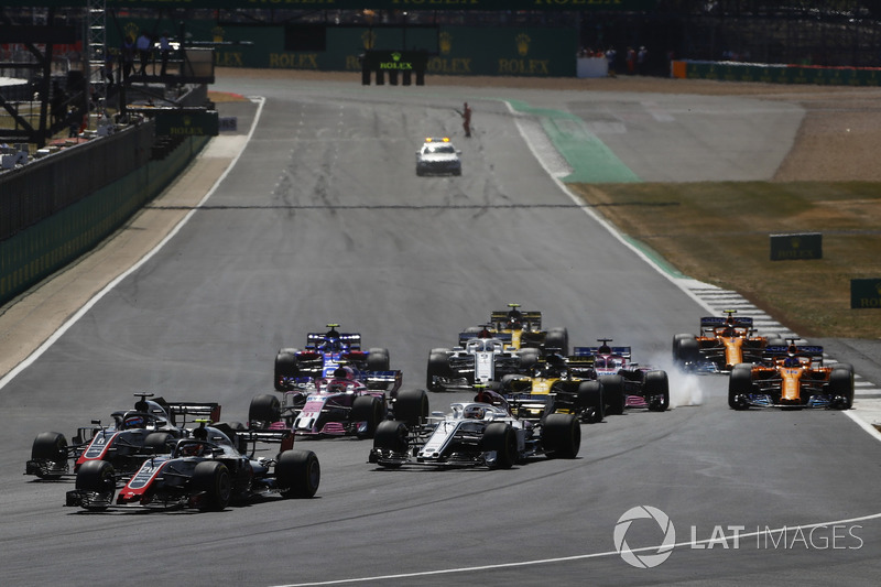 Кевін Магнуссен, Haas F1 Team VF-18, попереду суперників