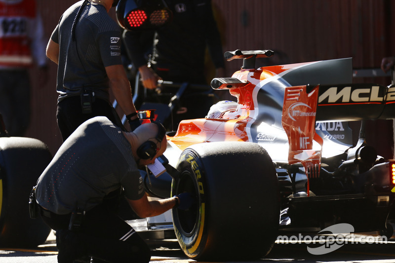 Інженер Pirelli перевіряє шини на боліді McLaren MCL32 Фернандо Алонсо