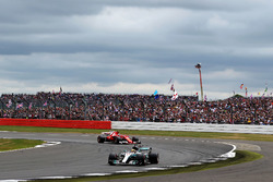 Lewis Hamilton, Mercedes AMG F1 W08, Sebastian Vettel, Ferrari SF70H