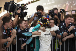 Race winner Lewis Hamilton, Mercedes AMG F1 with his team