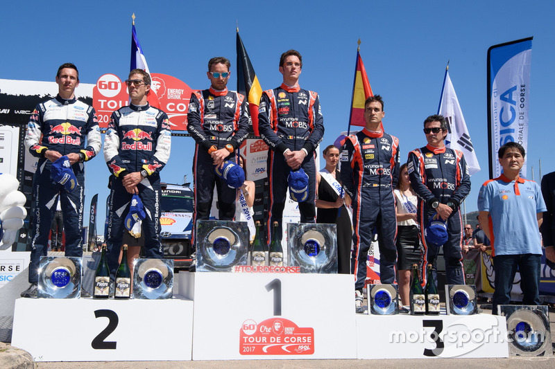 Podio: i vincitori Thierry Neuville, Nicolas Gilsoul, Hyundai i20 Coupe WRC, Hyundai Motorsport, al