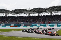 Daniel Ricciardo, Red Bull Racing RB13, Stoffel Vandoorne, McLaren MCL32, Felipe Massa, Williams FW40, Sergio Perez, Sahara Force India F1 VJM10, Esteban Ocon, Sahara Force India F1 VJM10 at the start