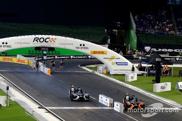 Una vuelta antes, Pascal Wehrlein y Felipe Massa en el Polaris Slingshot SLR