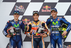 Le poleman Marc Marquez, Repsol Honda Team, le deuxième, Maverick Viñales, Yamaha Factory Racing, le troisième, Valentino Rossi, Yamaha Factory Racing