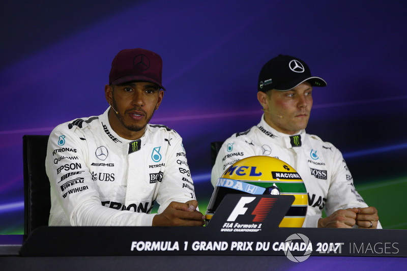 Гонщик Mercedes AMG F1 Льюис Хэмилтон, шлем Айртона Сенны и пилот Mercedes AMG F1 Валттери Боттас