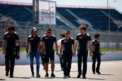 Carlos Sainz Jr., Scuderia Toro Rosso, camina por el circuito