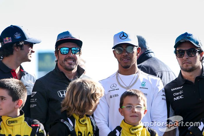 Carlos Sainz Jr., Scuderia Toro Rosso, Fernando Alonso, McLaren, Lewis Hamilton, Mercedes AMG F1, Sergio Pérez, Force India, con algunos pilotos de Kart