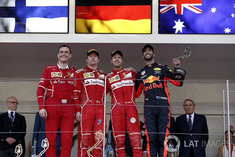 Гоночный инженер Ferrari Риккардо Адами, Кими Райкконен, Себастьян Феттель и Даниэль Риккардо