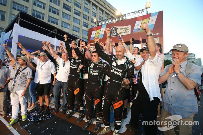 #500 Team De Rooy Iveco: Gerard de Rooy, Moises Torrallardona, Darek Rodewald at the finish