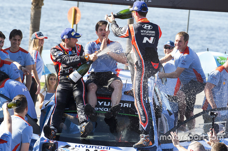 Podio: i vincitori Thierry Neuville, Nicolas Gilsoul, Hyundai i20 WRC, Hyundai Motorsport