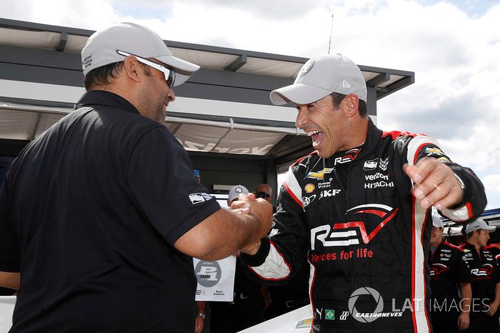 Ganador de la pole  Helio Castroneves, Team Penske Chevrolet celebra su pole position número 50 con Steven Williams de Verizon