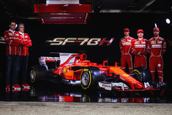 Гонщики Ferrari Кими Райкконен и Себастьян Феттель и руководитель команды Ferrari Маурицио Арривабен