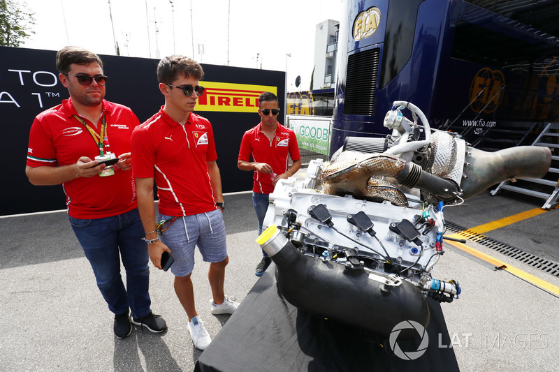 Charles Leclerc, PREMA Powerteam, et Antonio Fuoco, PREMA Powerteam, examinent le nouveau moteur F2