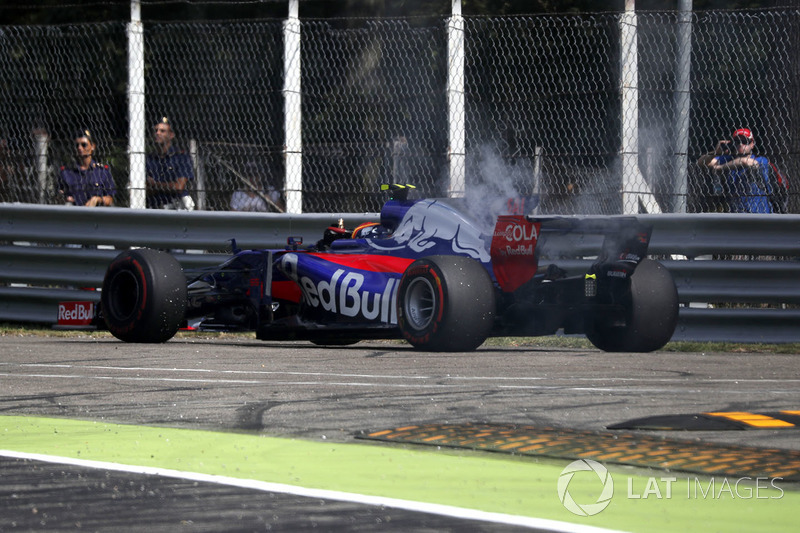 Carlos Sainz Jr., Scuderia Toro Rosso STR12 stops on track