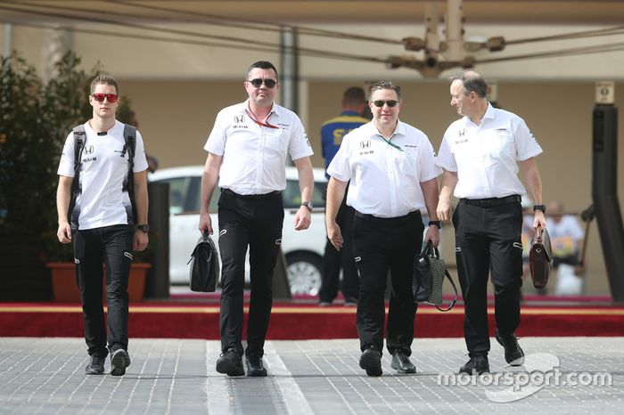Stoffel Vandoorne, Eric Boullier, Zak Brown y Jonathan Neale, McLaren