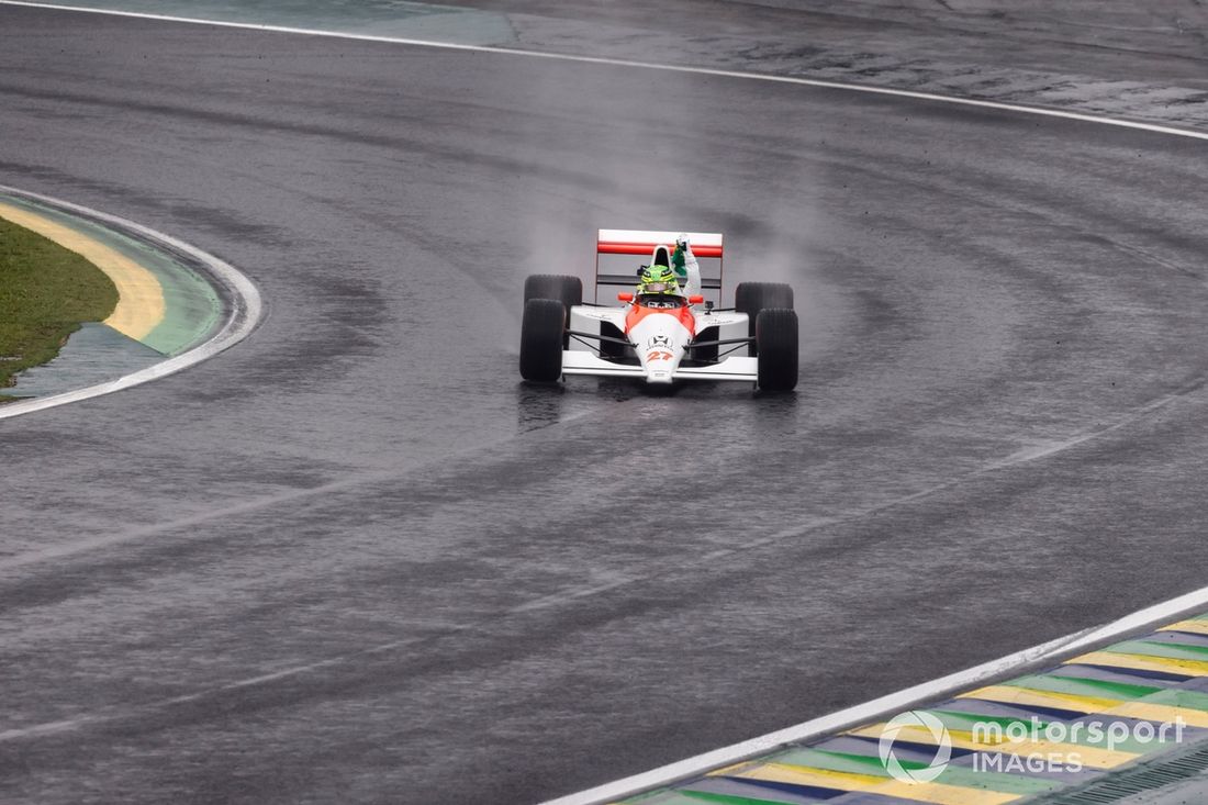 Lewis Hamilton conduce el McLaren MP4/5B de Ayrton Senna