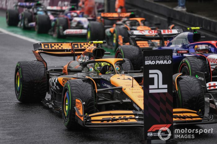 El hombre de la pole Lando Norris, McLaren MCL38, llega a Parc Ferme