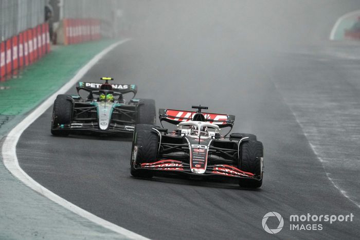 Oliver Bearman, Haas VF-24, lucha con Lewis Hamilton, Mercedes F1 W15 