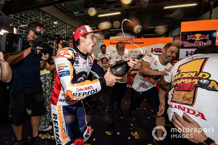 Il Campione del Mondo Marc Marquez, Repsol Honda Team, festeggia con il suo team