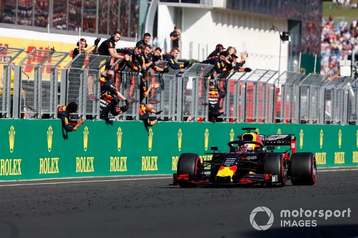 Segundo lugar Max Verstappen, Red Bull Racing cruza la meta