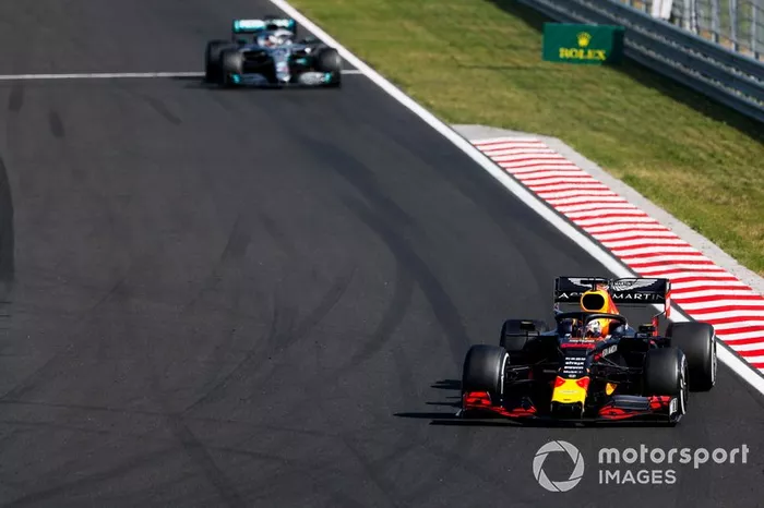 Max Verstappen, Red Bull Racing RB15, precede Lewis Hamilton, Mercedes AMG F1 W10