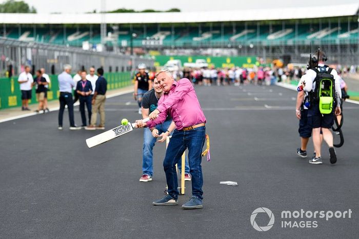 Johnny Herbert, jugando a cricket 