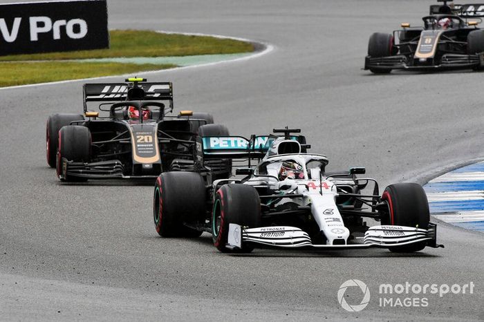 Lewis Hamilton, Mercedes AMG F1 W10, lidera Kevin Magnussen, Haas F1 Team VF-19, y Romain Grosjean, Haas F1 Team VF-19