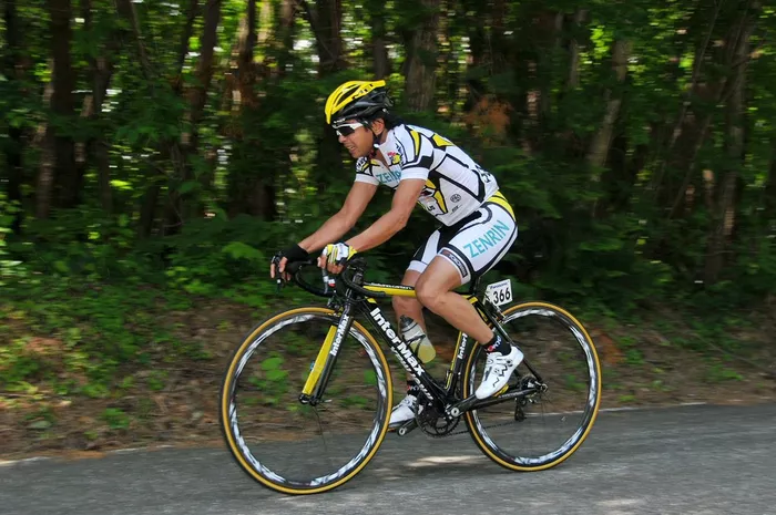 自ら自転車競技に出場する片山右京