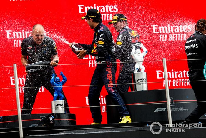 Podio: Gianpiero Lambiase, Ingeniero de carreras de Red Bull Racing, tercer lugar Sergio Pérez, Red Bull Racing, ganador de la carrera Max Verstappen, Red Bull Racing,  segundo lugar Lewis Hamilton, Mercedes